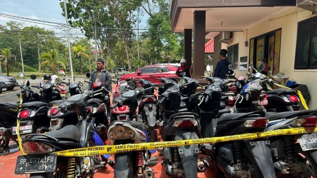 Ratusan warga Batam mendatangi Polda Kepulauan Riau untuk memastikan kendaraan mereka, korban pencurian sepeda motor Batam, termasuk dalam barang bukti yang berhasil diamankan polisi. Penasaran bagaimana kelanjutannya?