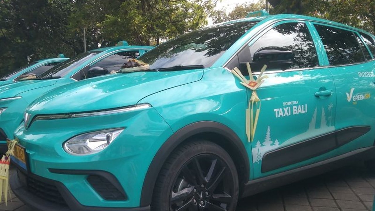 Pemerintah Provinsi Bali gencar memperluas ekosistem transportasi listrik di Bali, termasuk taksi berbasis baterai, untuk mewujudkan pariwisata hijau dan memperkuat citra destinasi ramah lingkungan.