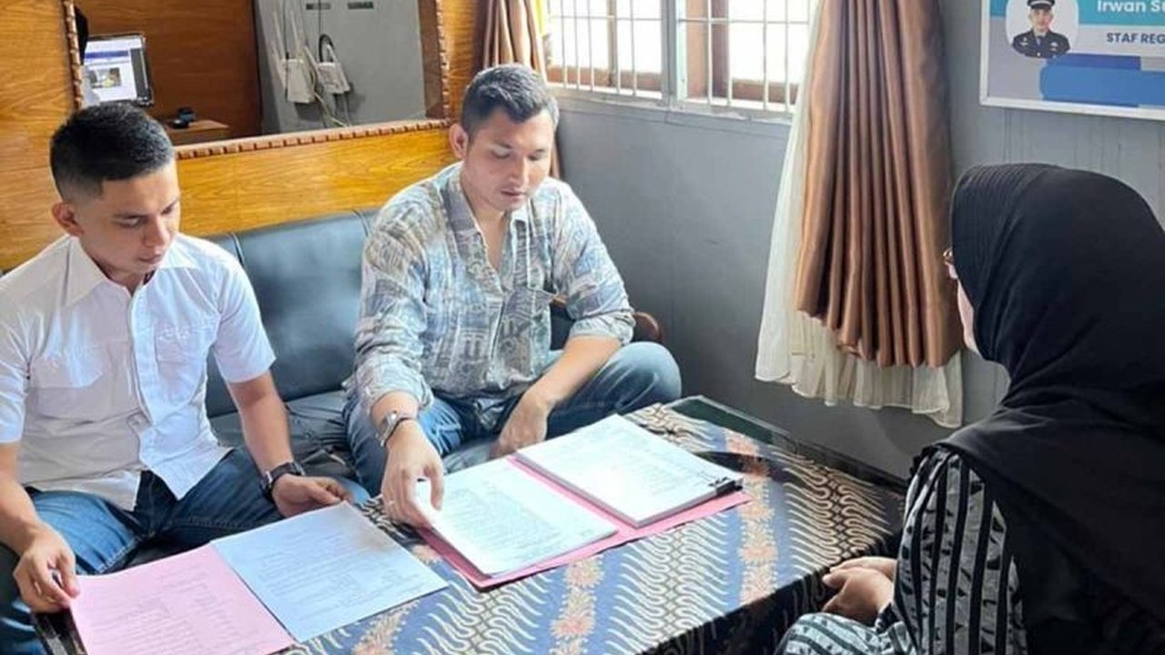 Jaksa Penuntut Umum Kejaksaan Negeri Bireuen mendakwa seorang bendahara DPMG-PKB atas dugaan korupsi dana BOKB senilai Rp1,1 miliar, memicu sorotan terhadap pengelolaan anggaran daerah.