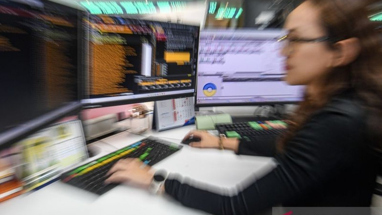 Indeks Harga Saham Gabungan (IHSG) Ditutup Menguat tipis pada Jumat sore, dengan pelaku pasar memilih sikap 'wait and see' menanti rilis data ekonomi domestik dan global yang krusial pekan depan.