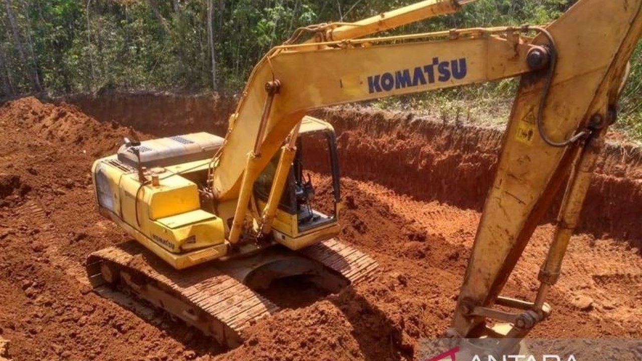 Kejaksaan Tinggi Kalimantan Barat (Kejati Kalbar) kembali memperdalam penyidikan kasus dugaan korupsi tata kelola tambang bauksit dengan memeriksa lima saksi dari Kementerian ESDM di Jakarta, guna memperkuat bukti dan melengkapi berkas perkara.