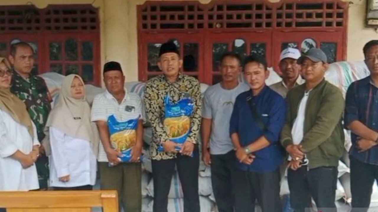 Pemerintah Kabupaten Bekasi menyalurkan 9,7 ton bantuan benih padi kepada petani terdampak banjir di Cabangbungin, bagian dari upaya menjaga ketahanan pangan daerah dan mempercepat tanam ulang.