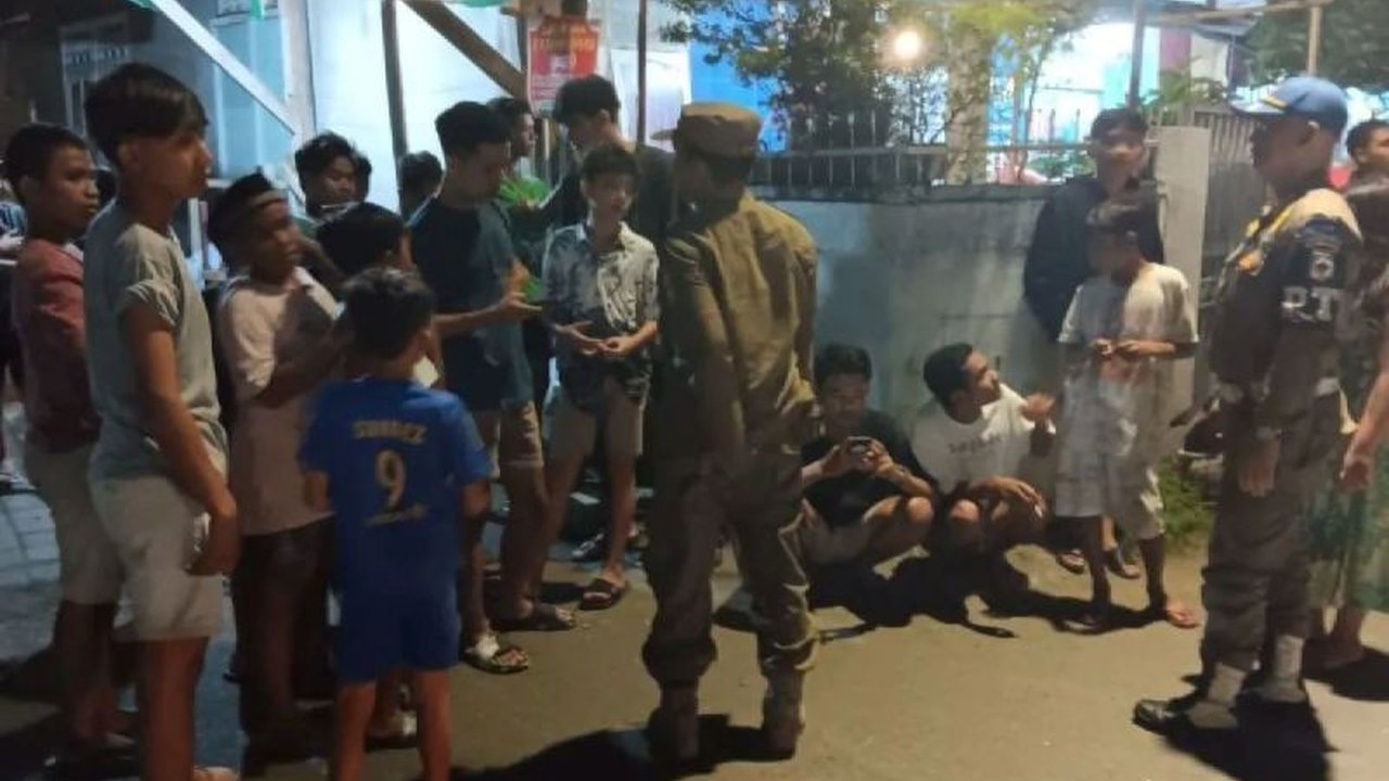 Fenomena perang sarung Ramadhan di sejumlah kota, seperti Mataram dan Dompu, kini bergeser dari permainan menjadi aksi kekerasan. Pemerintah dan masyarakat didorong untuk mencari solusi komprehensif agar bulan suci kembali kondusif.