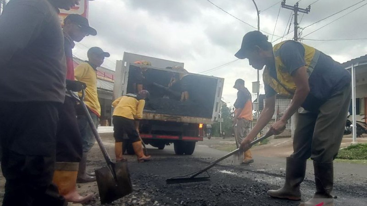 Kementerian Pekerjaan Umum (KemenPU) kebut perbaikan Jalan Nasional Cianjur jelang Lebaran 2026. Target tuntas H-10, memastikan jalur mudik bebas lubang demi kenyamanan dan keamanan pemudik. Simak detailnya!