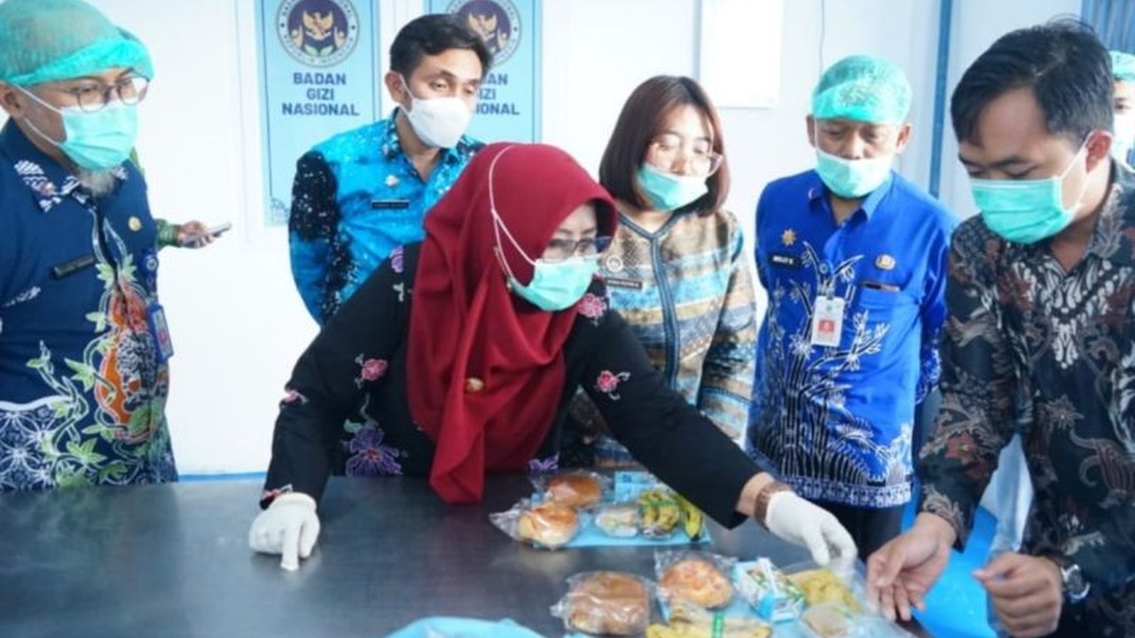 Bupati Magetan Nanik Endang Rusminiarti melakukan inspeksi di sejumlah Satuan Pelayanan Pemenuhan Gizi (SPPG) untuk memastikan kualitas makanan Program Makan Bergizi Gratis (MBG) aman dan layak konsumsi, bahkan selama bulan Ramadhan.