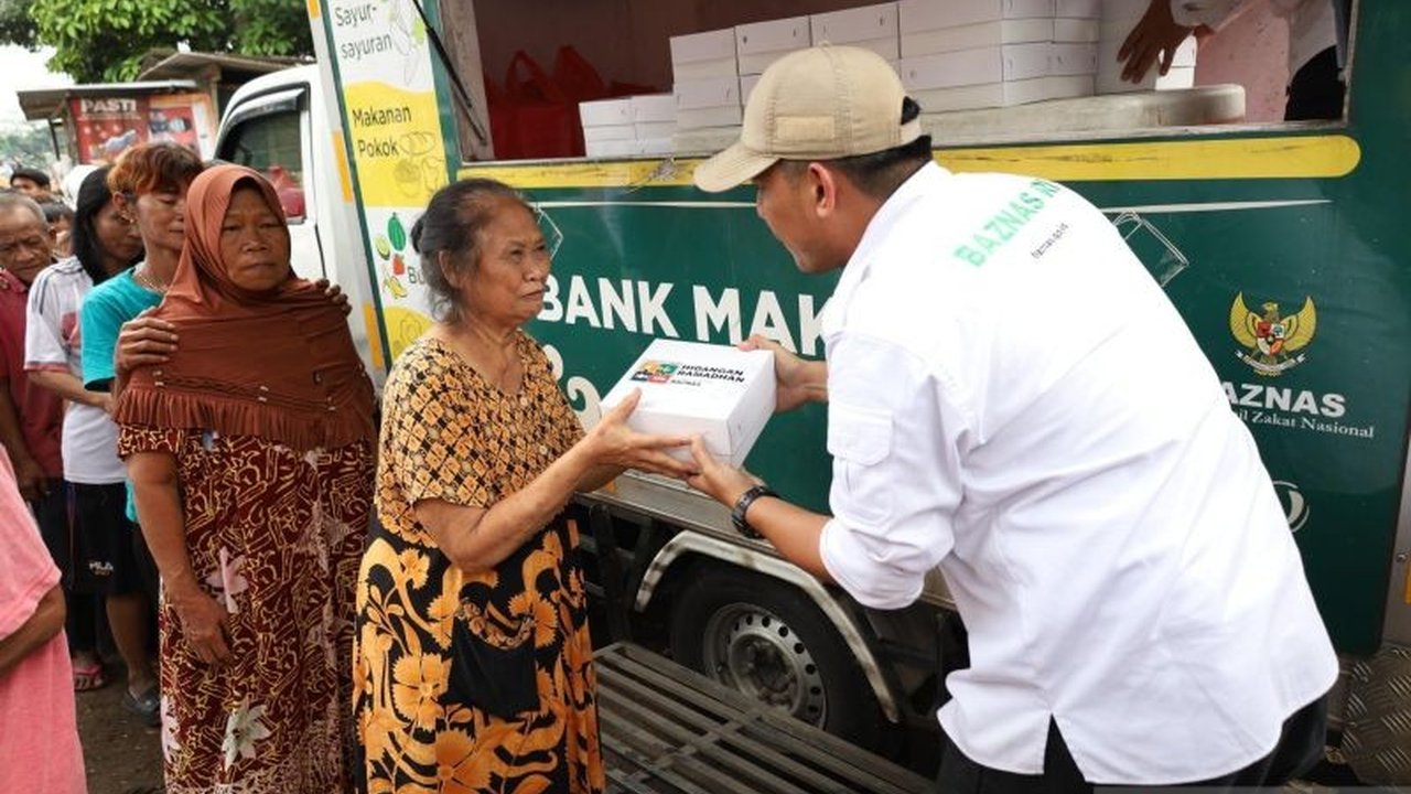 Baznas RI menyalurkan 400 porsi hidangan buka puasa kepada masyarakat prasejahtera di Kampung Pemulung Tebet. Program Hidangan Berkah Ramadan ini memastikan pemulung dapat menikmati hidangan layak, menunjukkan kepedulian Baznas selama bulan suci.