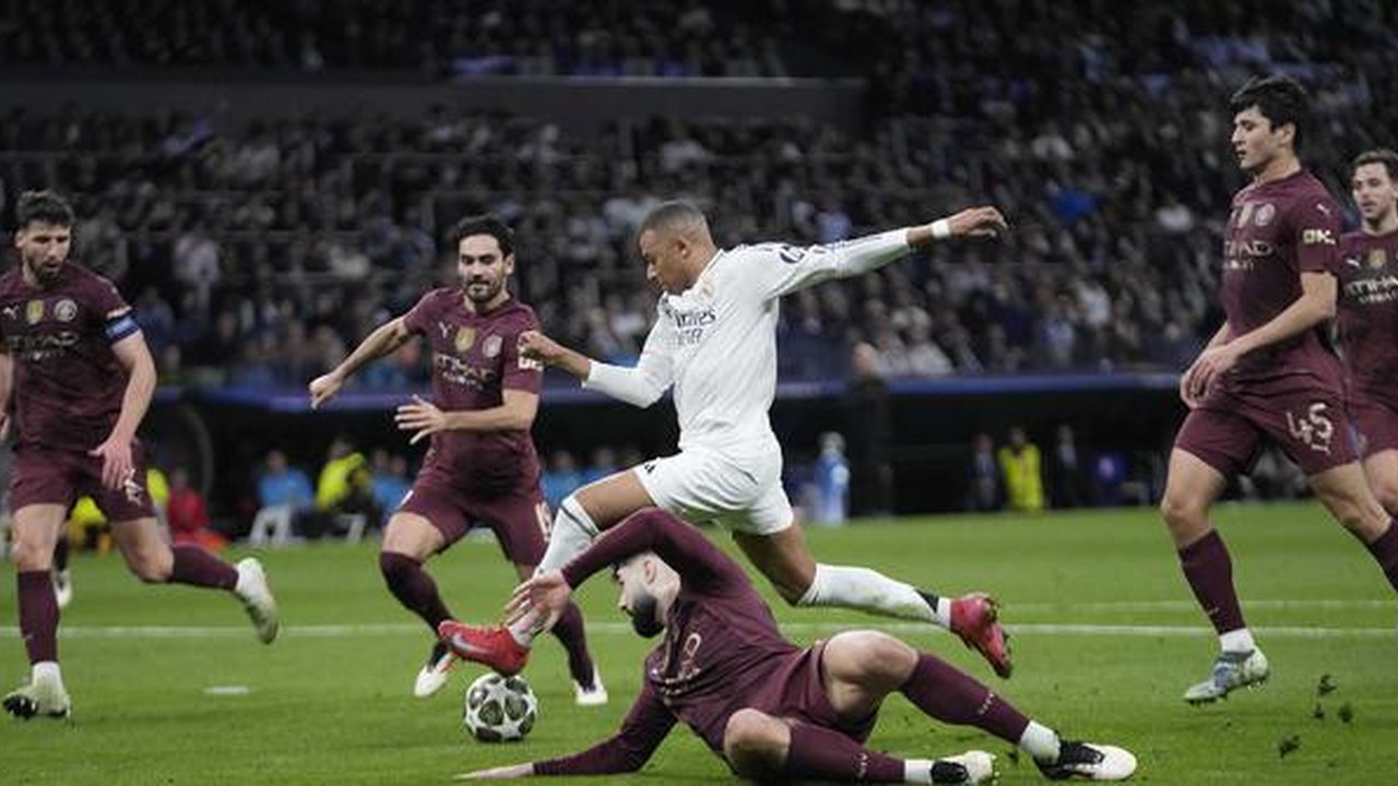 Pemain Real Madrid, Kylian Mbappe mencetak gol ke gawang Manchester City dalam laga leg 2 babak play off Liga Champions 2024/2025 di Santiago Bernabeu, Madrid, Rabu (19/02/2025) waktu setempa
