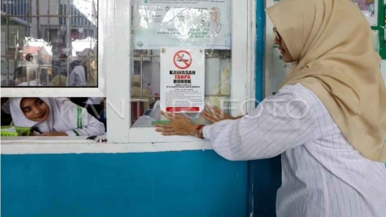 Indonesian Youth Council for Tactical Changes (IYCTC) khawatir penambahan layer cukai rokok dapat menghambat target pertumbuhan ekonomi 8 persen karena berisiko memperluas akses rokok bagi generasi muda.