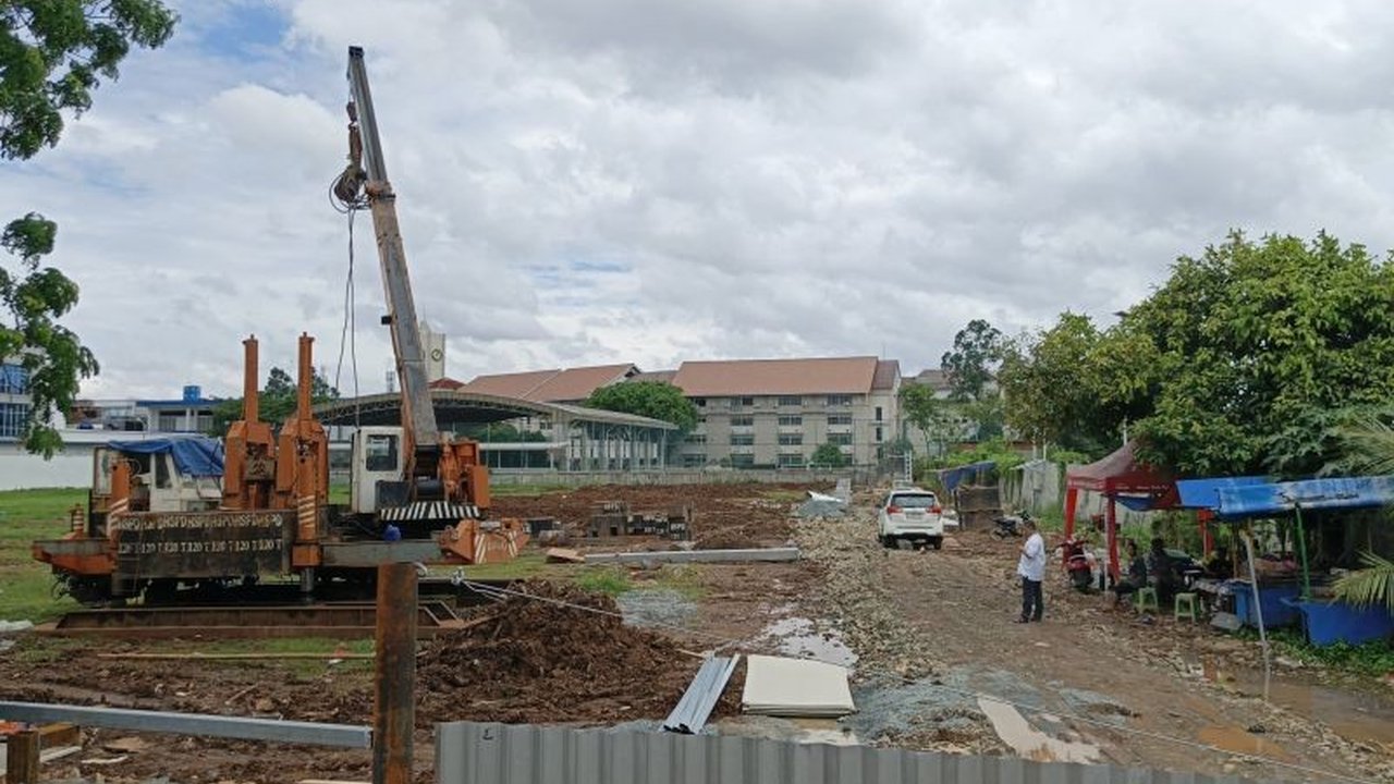 Aktivitas pembangunan Proyek Krematorium Kalideres di Jalan Utan Jati, Jakarta Barat, dihentikan sementara oleh Pemerintah Kota karena belum kantongi izin lingkungan, memicu desakan pembatalan permanen dari warga.