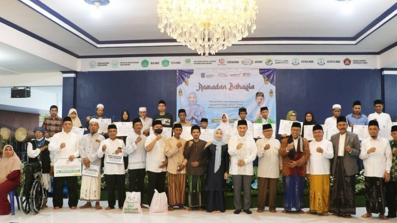 Pemerintah Provinsi Banten menyalurkan bantuan sosial senilai Rp233 juta bagi masyarakat Kabupaten Serang dalam rangkaian Safari Ramadhan 1447 Hijriyah. Program bantuan sosial Pemprov Banten ini wujudkan sinergi untuk kesejahteraan.