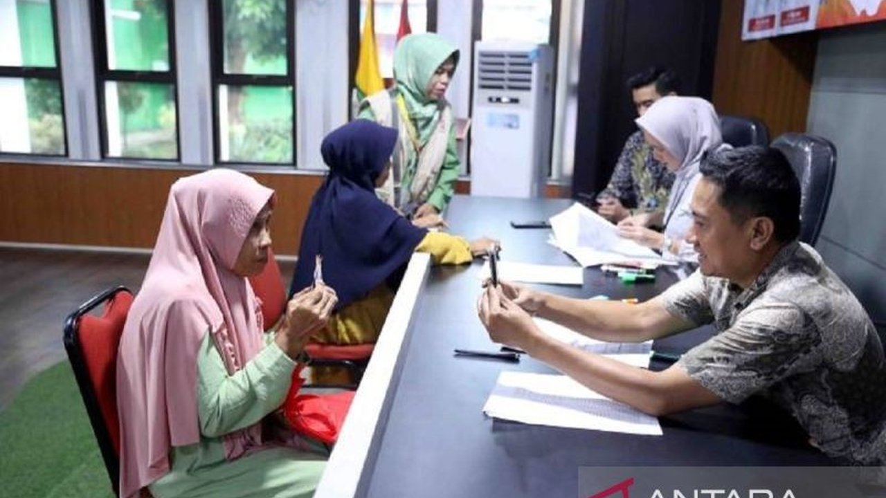 Ribuan warga Kota Tangerang menerima BSU Tangerang sebesar Rp600 ribu jelang Ramadhan 2026. Simak ajakan Wakil Wali Kota dan jadwal program sembako murah untuk meringankan beban ekonomi masyarakat.