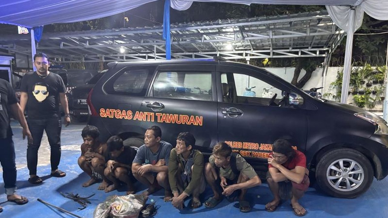 Tim Opsnal Polsek Pademangan berhasil meringkus enam anggota komplotan spesialis pencurian besi jalan tol di Jakarta Utara, mengungkap modus operandi dan memburu penadah hasil curian. Kasus ini menjadi perhatian serius aparat penegak hukum.