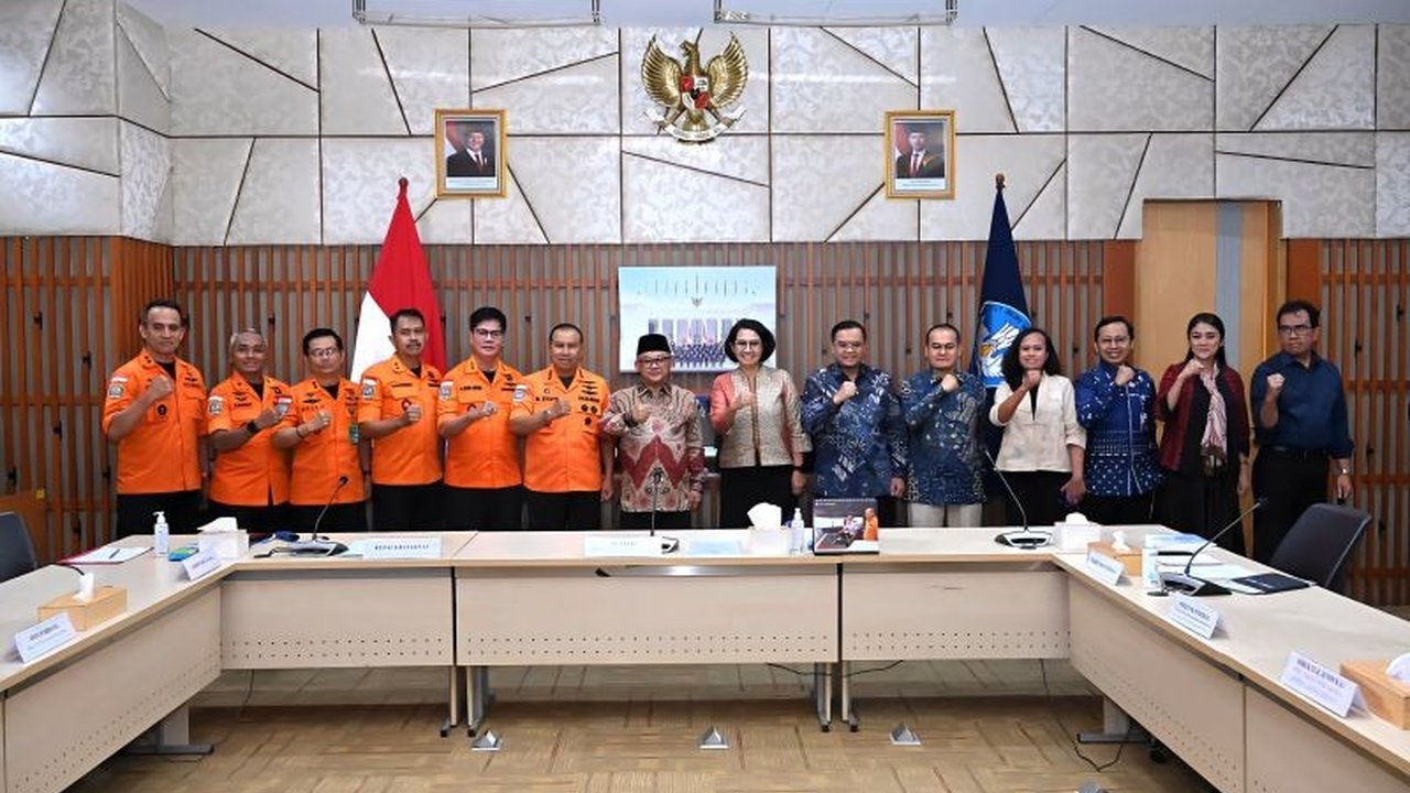 Kementerian Pendidikan Dasar dan Menengah (Kemendikdasmen) dan Badan Nasional Pencarian dan Pertolongan (Basarnas) menandatangani MoU untuk memperkuat sinergi dalam membangun kesadaran keselamatan diri masyarakat Indonesia yang tangguh bencana.
