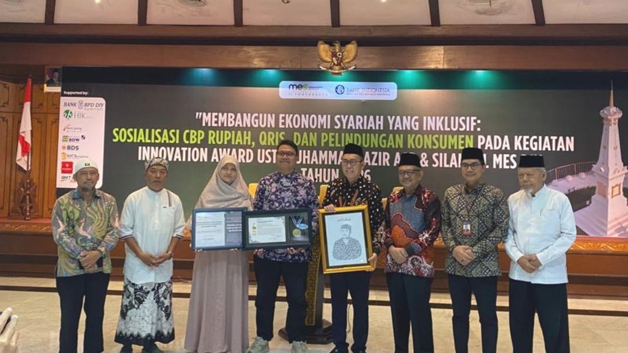 Model pengelolaan Masjid Jogokariyan di Yogyakarta menjadi inspirasi penting bagi pengembangan ekonomi syariah berbasis komunitas, membuktikan bahwa ekonomi syariah dapat tumbuh nyata di masyarakat.