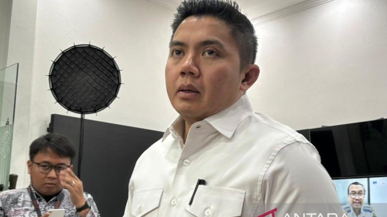 Seskab Teddy Indra Wijaya mengungkap 16 ribu Renovasi Sekolah tuntas pada 2025 dengan anggaran Rp17 triliun. Ini wujud komitmen pemerintah tingkatkan kualitas pendidikan.