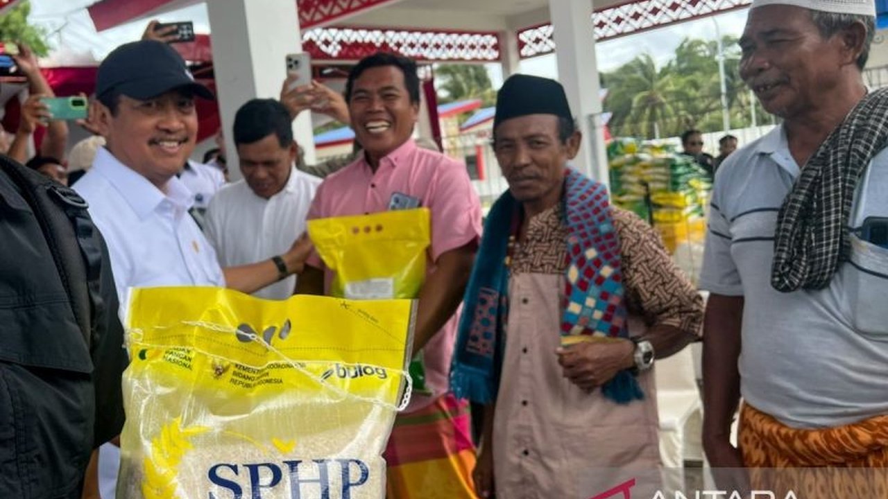 Menteri Kelautan dan Perikanan Sakti Wahyu Trenggono membagikan beras SPHP kepada nelayan di Lombok Timur, membawa bantuan dan harapan di tengah bulan suci Ramadan. Bantuan beras SPHP Nelayan Lombok Timur ini diharapkan meringankan beban masyarakat.