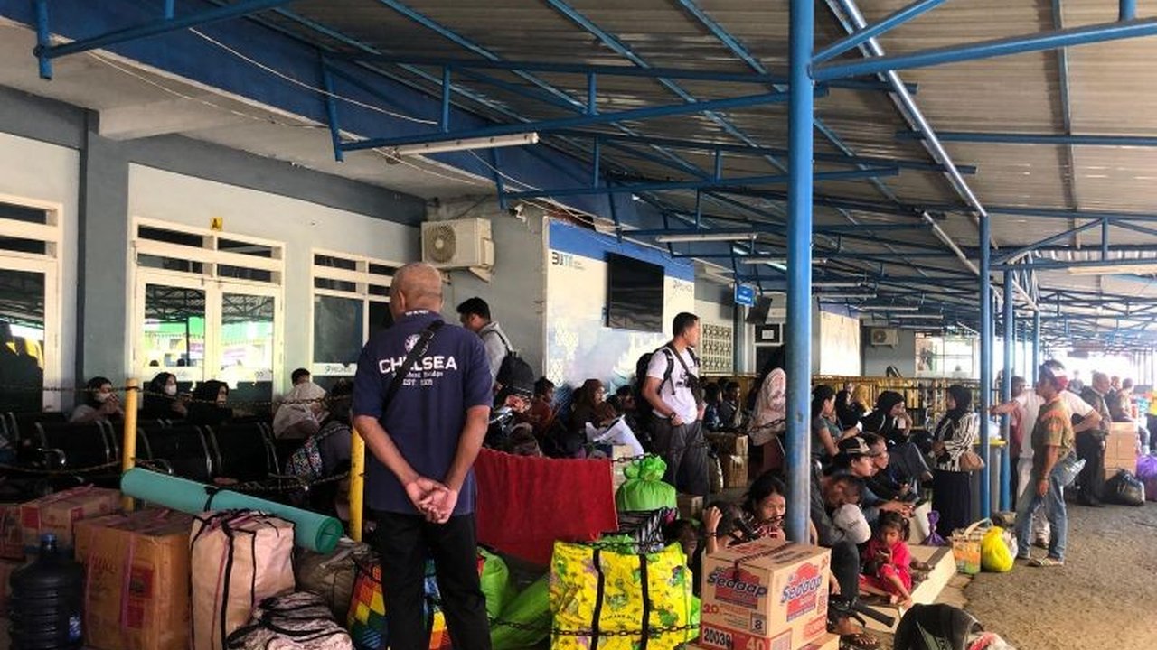PT Pelni Cabang Ambon memproyeksikan jumlah penumpang arus mudik Idul Fitri 2026 mencapai 28.000 orang, meningkat signifikan akibat kebijakan WFA dan libur panjang, serta telah menyiapkan 12 armada kapal.