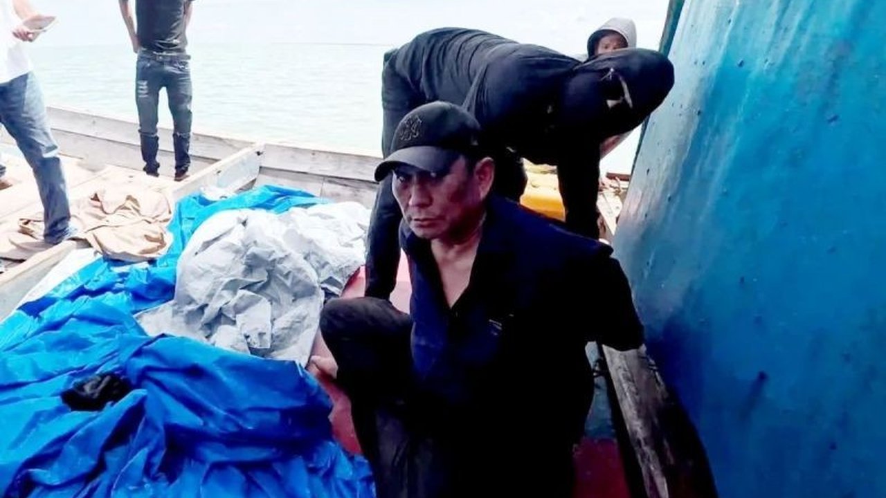 Penangkapan Koko Erwin, buronan kasus narkoba yang menjadi pemasok di NTB, mengungkap dugaan suap miliaran rupiah kepada oknum aparat penegak hukum, memunculkan pertanyaan besar tentang integritas institusi.