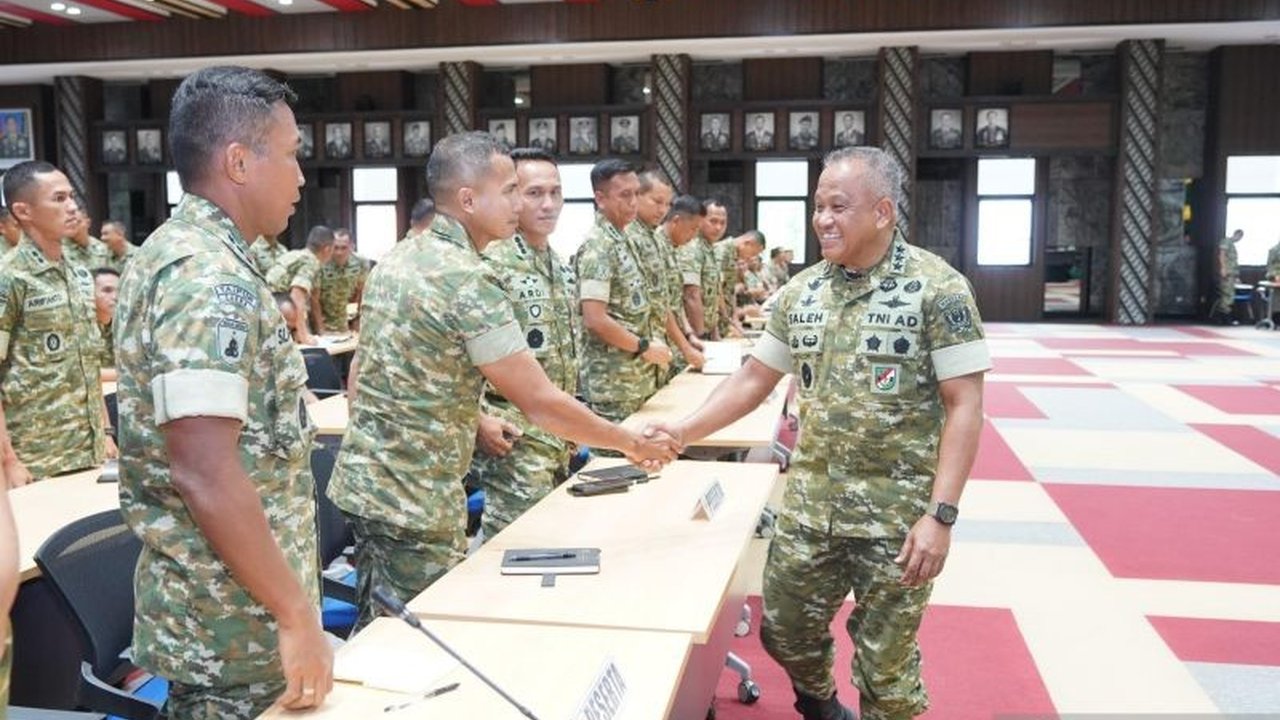 Wakil Kepala Staf Angkatan Darat (Wakasad) Letjen TNI Muhammad Saleh Mustafa memberikan motivasi kepada Komandan Teritorial Pembangunan, menekankan sinergi kuat dengan Babinsa demi stabilitas wilayah.