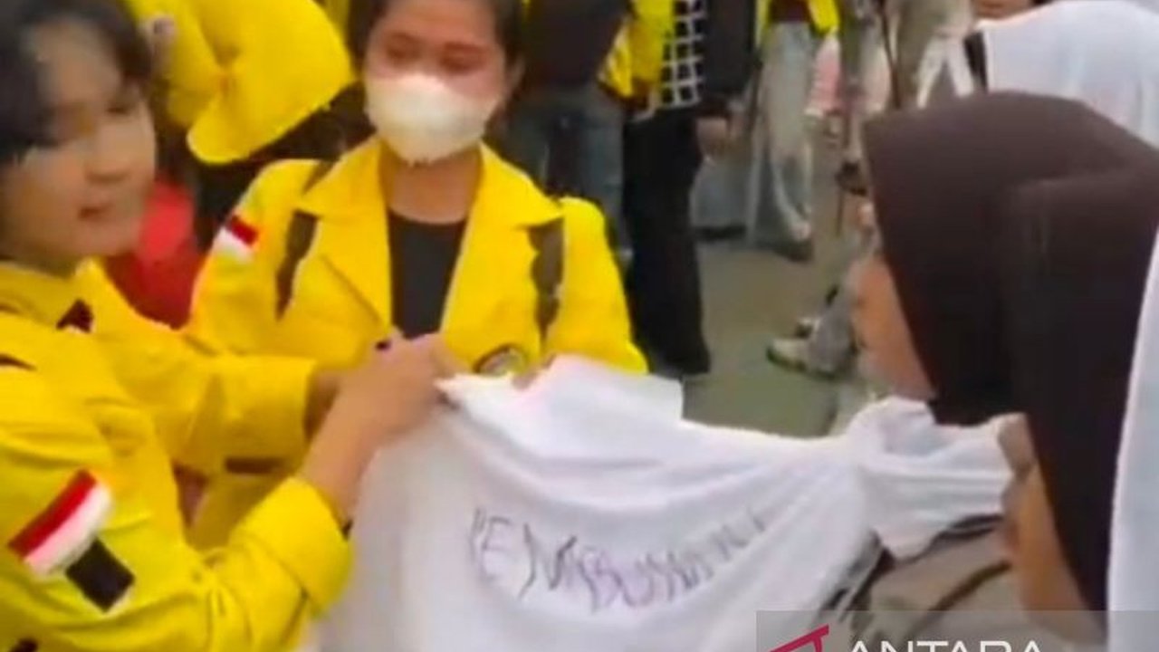 Polda Metro Jaya merespons insiden **aksi mahasiswa coret hijab Polwan** saat unjuk rasa di Mabes Polri, menekankan pentingnya etika dan penghormatan terhadap kelengkapan seragam dalam menyampaikan aspirasi publik.