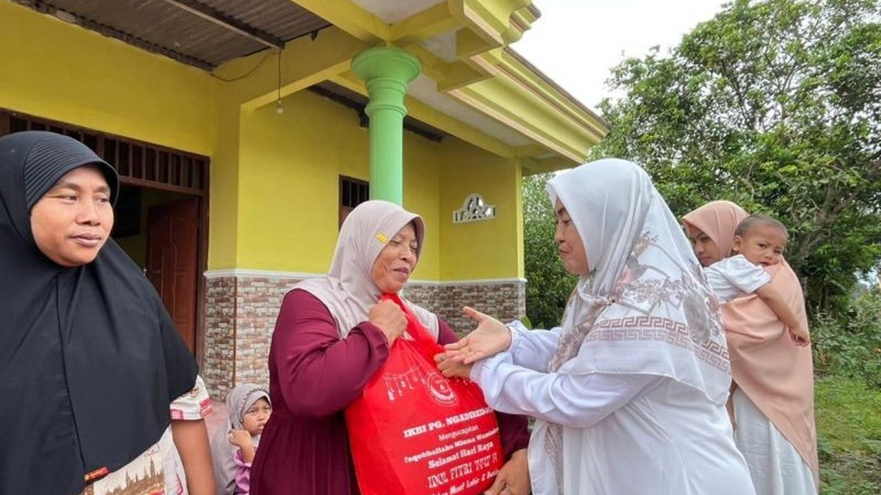 Ikatan Keluarga Besar Istri (IKBI) PG Ngadirejo Kediri menunjukkan kepedulian sosial dengan **bagikan paket sembako** dan santunan di bulan Ramadhan, sekaligus memohon doa restu untuk kelancaran musim giling 2026.