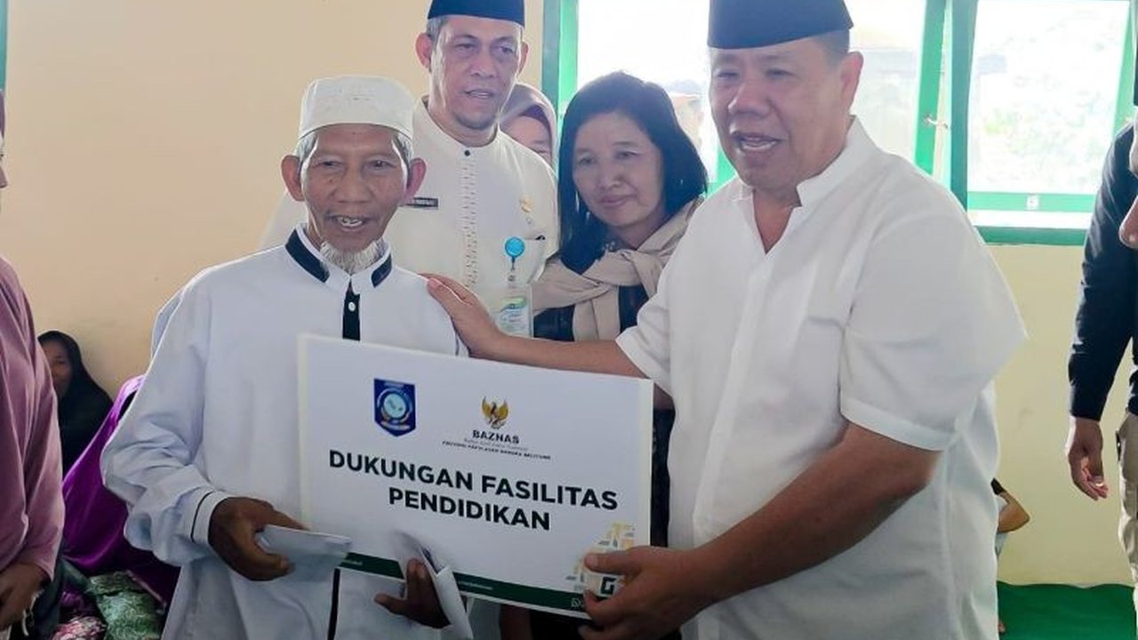 Gubernur Kepulauan Bangka Belitung Hidayat Arsani menyalurkan Zakat Baznas Babel kepada warga Desa Penyamun, Bangka Selatan. Bantuan ini menjadi wujud nyata kepedulian di Bulan Suci Ramadhan 1447 Hijriah.