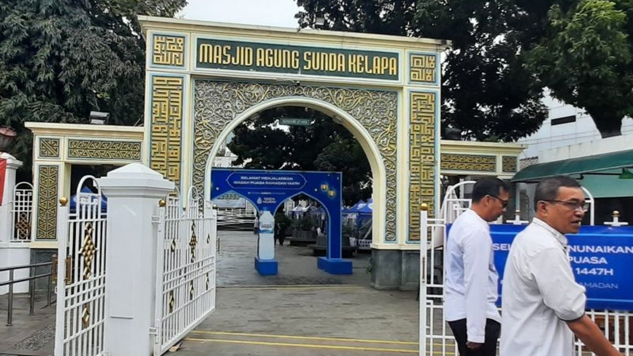 Masjid Agung Sunda Kelapa di Jakarta Pusat menyiapkan 1.000 porsi makanan buka puasa lengkap setiap hari selama Ramadan 1447 H, menarik perhatian jamaah dengan menu bervariasi.