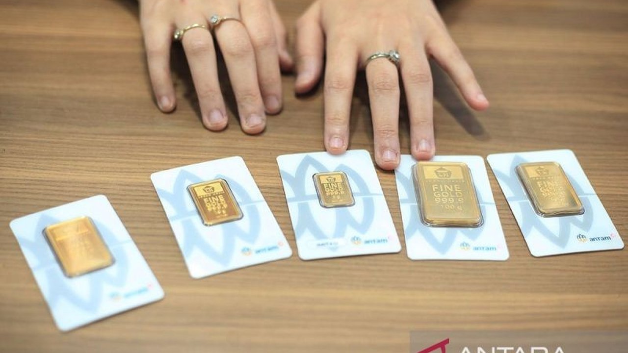 Harga Emas Antam kembali menunjukkan kenaikan signifikan pada Sabtu ini, melonjak Rp40.000 per gram dan menarik perhatian investor di tengah fluktuasi pasar komoditas.
