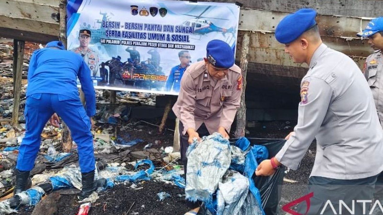 Satuan Polairud Polres Penajam Paser Utara bersama warga Desa Kayu Api bergotong-royong membersihkan pantai dan sungai, sebagai upaya konkret menyelamatkan lingkungan pesisir dari pencemaran sampah yang mengancam ekosistem.