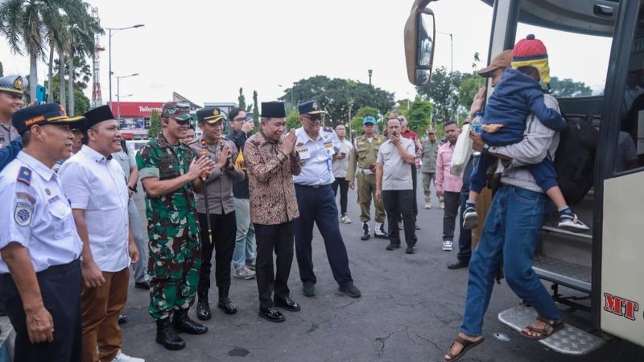 Pemkab Jember kembali menggelar program Mudik Gratis Jember 2026 bertajuk 'Mudik Aman Berbagi Cinta', memfasilitasi warga dari Jakarta hingga Bali untuk pulang kampung Lebaran.
