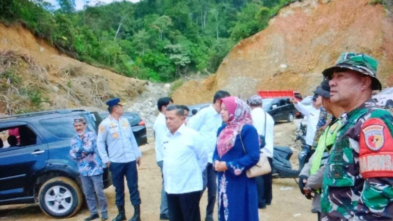 Pemerintah Kabupaten Agam mempercepat pembersihan material tanah longsor di jalan provinsi Lubuk Basung-Bukittinggi untuk kelancaran arus mudik menjelang Idul Fitri 1447 H, memastikan akses vital kembali normal.