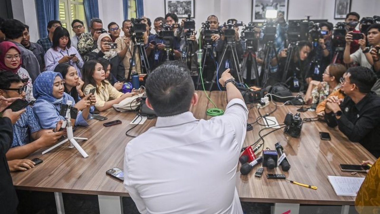 Narasi pemotongan anggaran pendidikan oleh program Makan Bergizi Gratis (MBG) kembali mencuat. Namun, data APBN menunjukkan fakta yang berbeda, bahkan kesejahteraan guru turut meningkat. Simak selengkapnya!