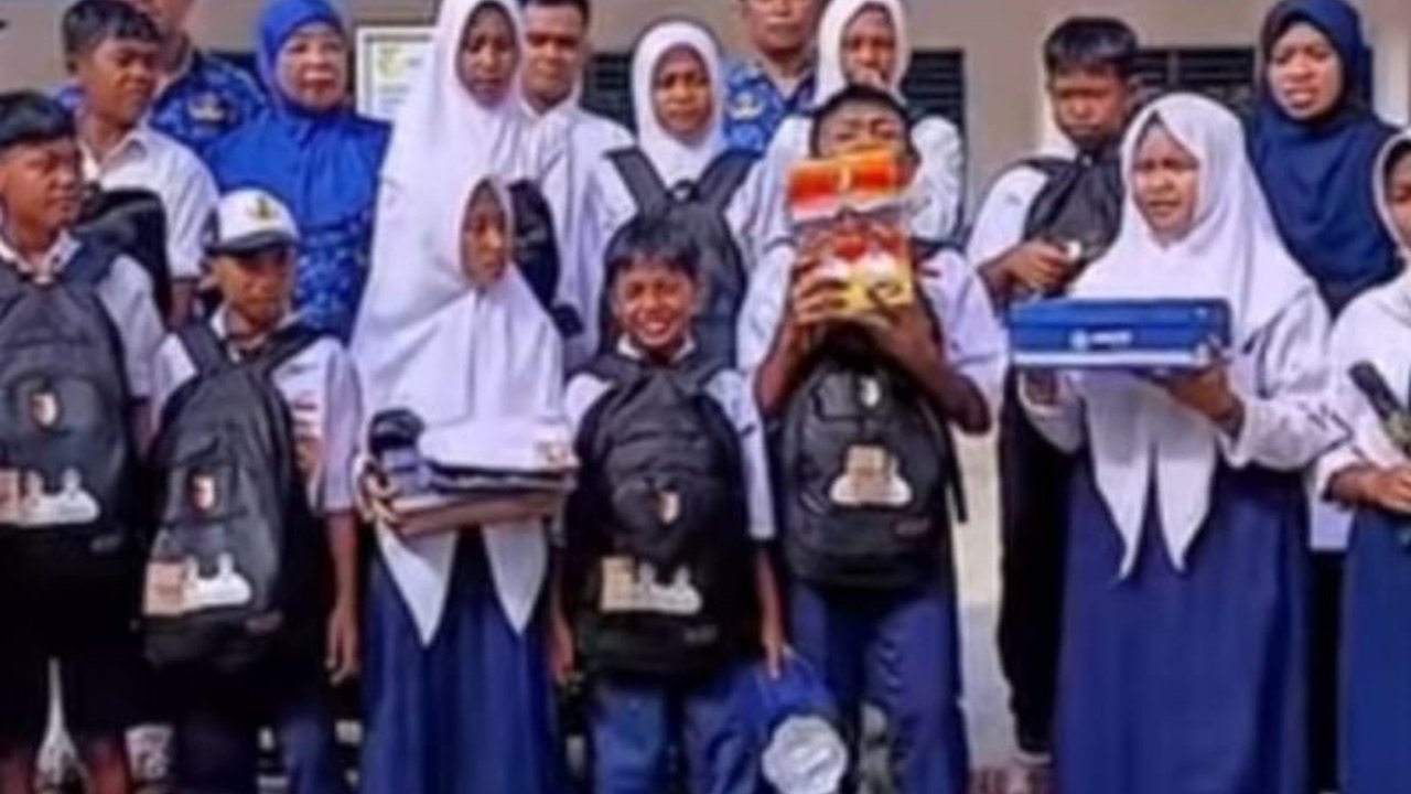 Pemerintah Kabupaten Sigi telah menyalurkan 4.940 paket seragam sekolah gratis kepada siswa PAUD hingga SMP, upaya meringankan beban keluarga kurang mampu di Sigi.