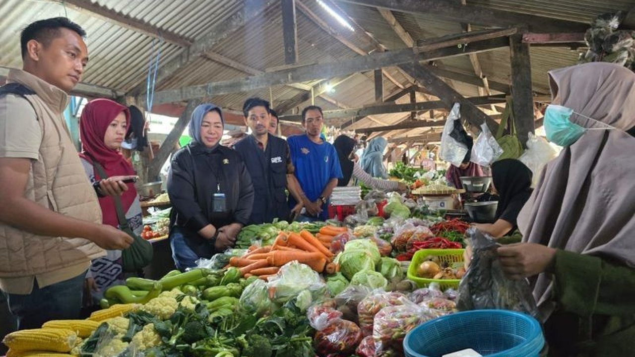 Badan Pangan Nasional (Bapanas) RI bersama tim gabungan melakukan sidak harga sembako Lombok Timur di pasar tradisional. Temuan signifikan terkait cabai rawit merah dan Minyakita patut jadi perhatian jelang Ramadhan.