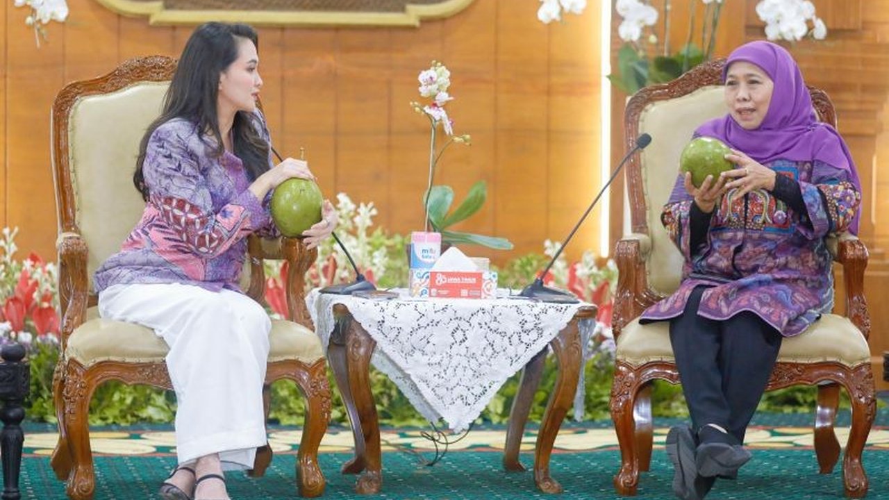 Gubernur Jatim Khofifah Indar Parawansa dan Gubernur Maluku Utara Sherly Tjoanda Laos berdiskusi intensif mengenai Penguatan SPBE dan Manajemen ASN, serta optimalisasi kerja sama perdagangan untuk akselerasi pembangunan daerah yang terintegrasi.