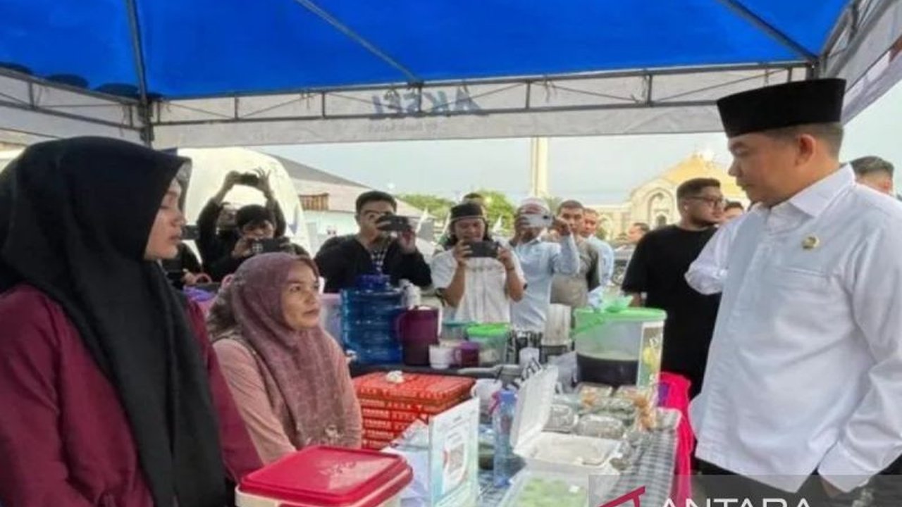 Bupati Tanah Bumbu, Andi Rudi Latif, meluncurkan program Aksi Bajual Wadai 2026 selama Ramadhan, bertujuan melestarikan budaya kuliner lokal sekaligus memperkuat ekonomi UMKM daerah.