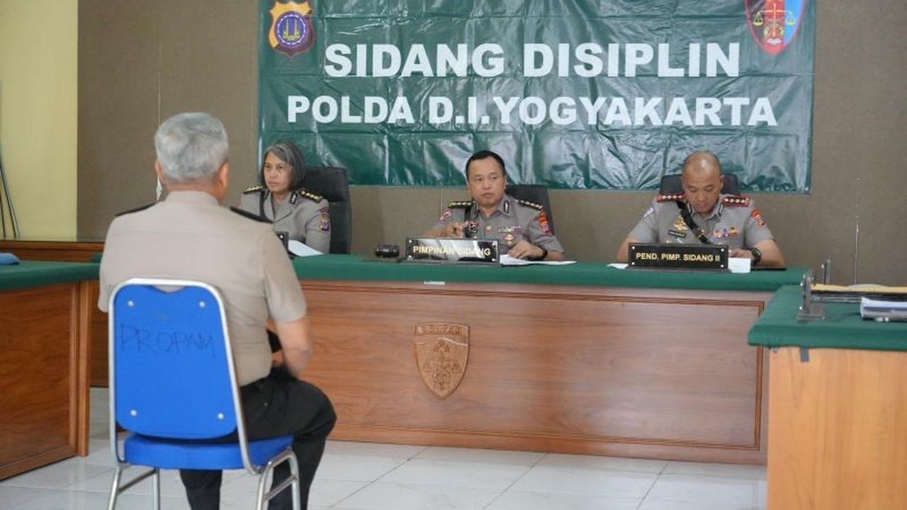 Polda DIY menjatuhkan sanksi demosi kepada mantan Kapolresta Sleman, Kombes Pol Edy Setyanto Erning Wibowo, atas kelalaian fungsi pengawasan dalam penanganan kasus yang sempat viral.