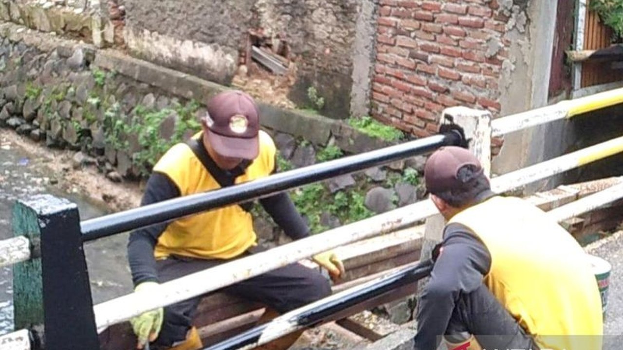 Satuan Pelaksana Bina Marga Matraman Jakarta Timur gencar melakukan pengecatan ulang puluhan jembatan untuk meningkatkan estetika kota dan kenyamanan warga, dengan target rampung pertengahan Maret 2026.
