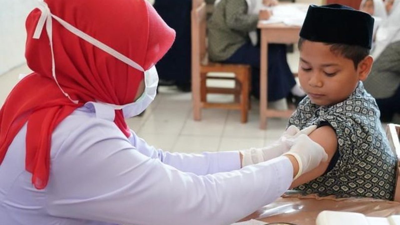 Ikatan Dokter Anak Indonesia (IDAI) menyoroti Cakupan Imunisasi Rendah sebagai pemicu utama meningkatnya kasus campak di Indonesia, mengingatkan masyarakat akan bahaya komplikasi serius.