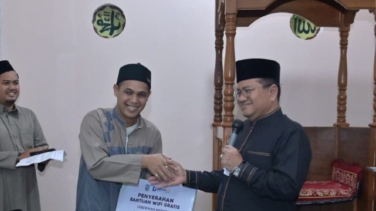 Pemerintah Kota Jambi menghadirkan inovasi menarik dengan memasang WiFi gratis di masjid. Upaya ini diharapkan mampu menarik minat generasi muda untuk lebih dekat dengan rumah ibadah, sekaligus memanfaatkan teknologi secara positif.