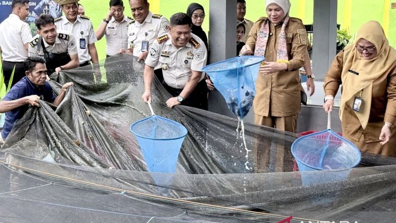 Lapas Banjarmasin mencetak rekor panen lele 255,5 kg melalui Program Sarana Asimilasi dan Edukasi (SAE), membuktikan pembinaan kemandirian warga binaan berhasil. Simak detailnya!