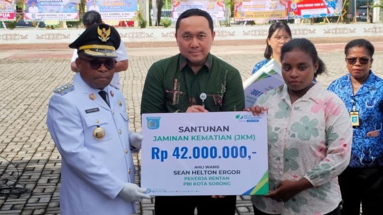 BPJS Ketenagakerjaan Cabang Sorong menyalurkan total Jaminan Kematian (JKM) senilai Rp164 juta kepada empat ahli waris, menegaskan komitmen perlindungan pekerja dan keluarganya.