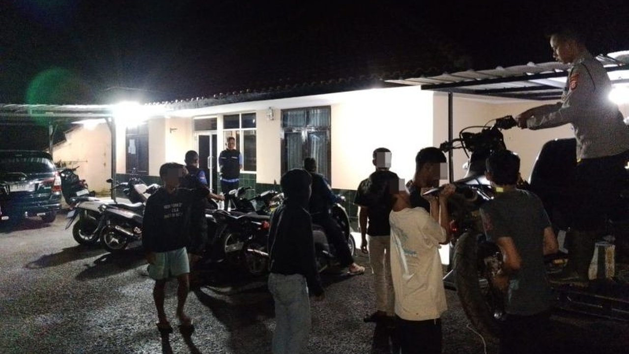 Kepolisian Resor Garut berhasil membubarkan aksi balapan liar di wilayah Pasirwangi, Garut. Belasan sepeda motor disita dan lima pemuda diamankan dalam operasi yang meresahkan masyarakat ini.