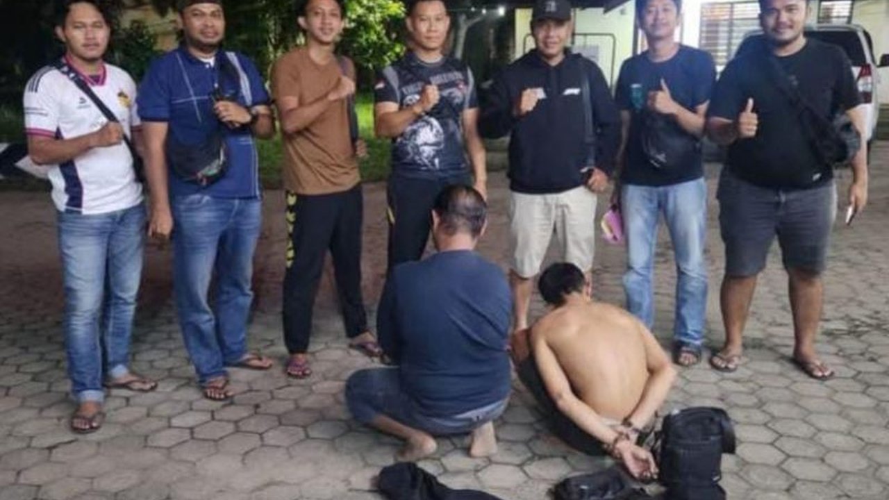 Dua pelaku begal motor dengan modus mengaku intel di Batang Hari berhasil ditangkap Polsek Muara Tembesi. Aksi begal motor mengaku intel ini meresahkan warga dan mencoreng nama institusi Polri.