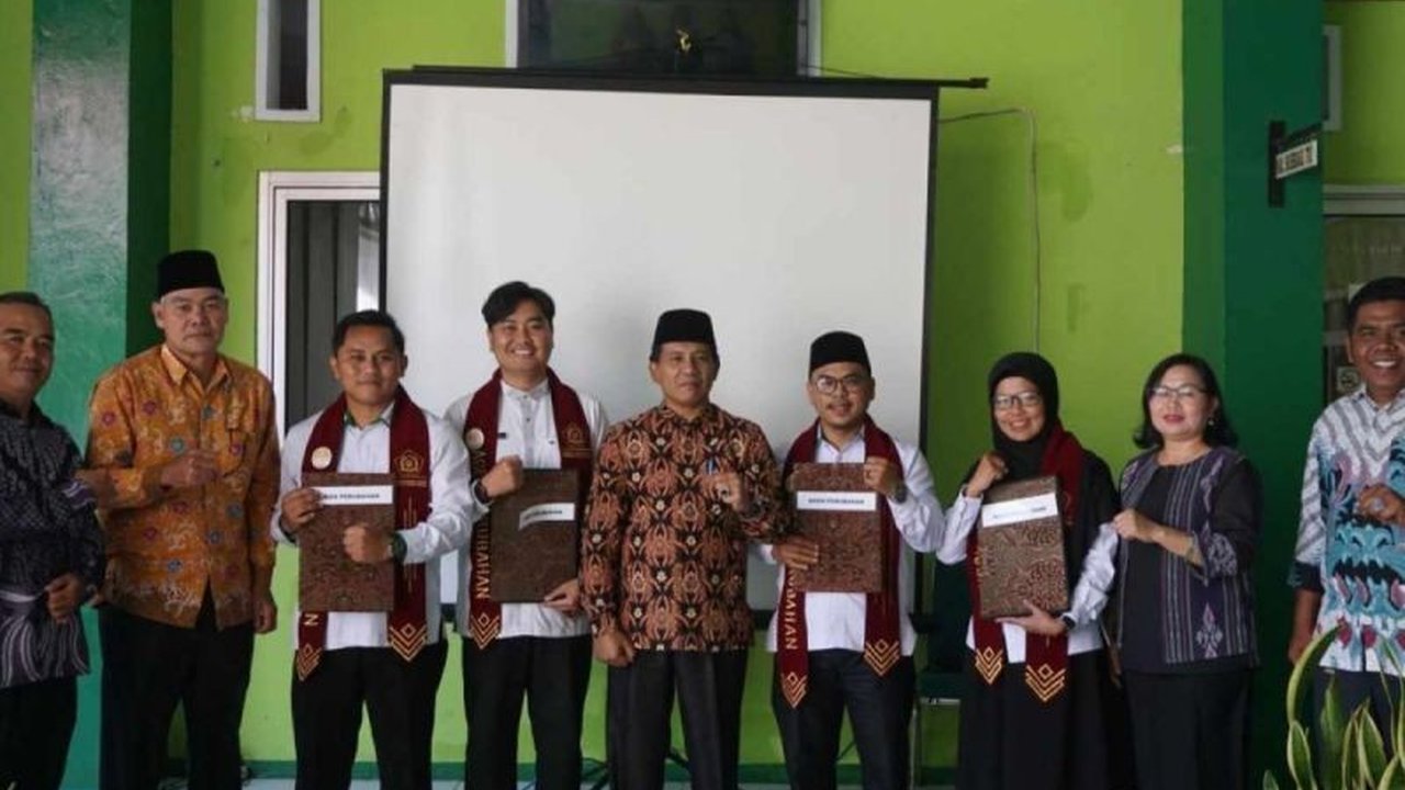 Kantor Kemenag Rejang Lebong merekrut empat agen perubahan untuk memperkuat zona integritas dan meningkatkan kualitas pelayanan publik. Langkah ini diharapkan menciptakan birokrasi yang bersih dan akuntabel.