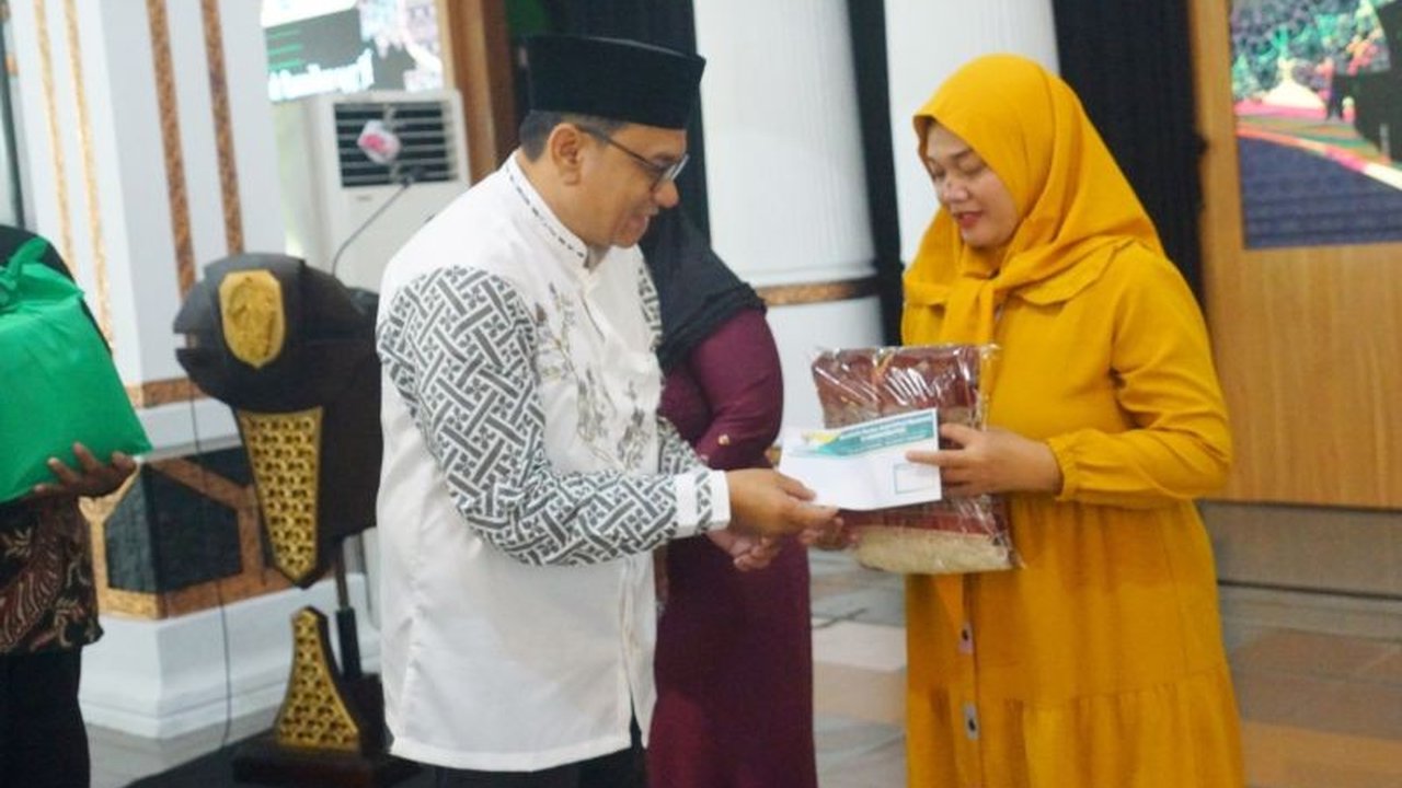 Pemerintah Kabupaten Pati menyalurkan santunan kepada 300 mualaf di Pati. Program ini bertujuan memperkuat dukungan moral, sosial, dan pembinaan keagamaan.