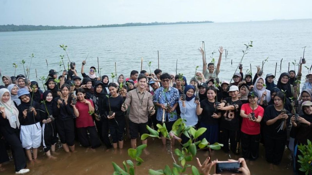 Pemerintah terus memperkuat peran generasi muda dalam membangun ketahanan pesisir Indonesia melalui program Mangrove Goes To School (MGTS) untuk rehabilitasi mangrove berkelanjutan. Simak strategi lengkapnya!