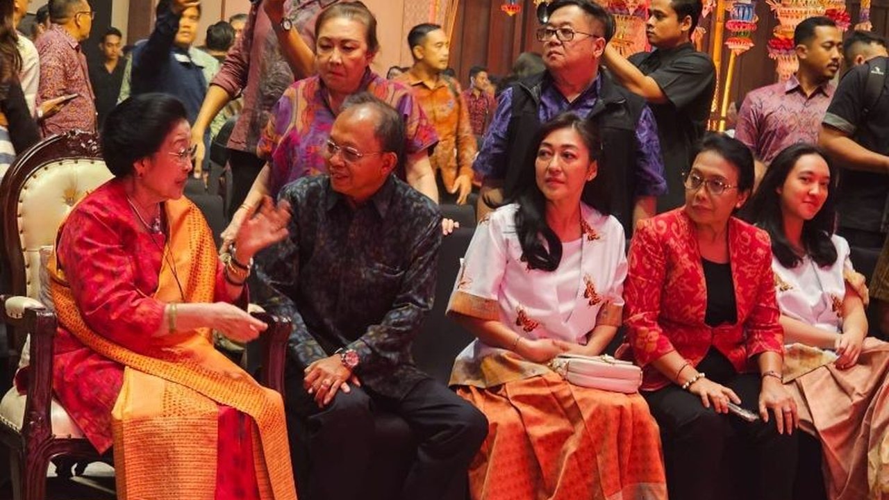 Pagelaran Singgasana Seni Bung Karno berhasil membangkitkan kembali sisi artistik Ir. Soekarno, diinisiasi oleh Mahagaya Pagelaran Persona dan dirancang oleh cicitnya, Diah Safira Prananda, menarik perhatian publik dan UMKM.