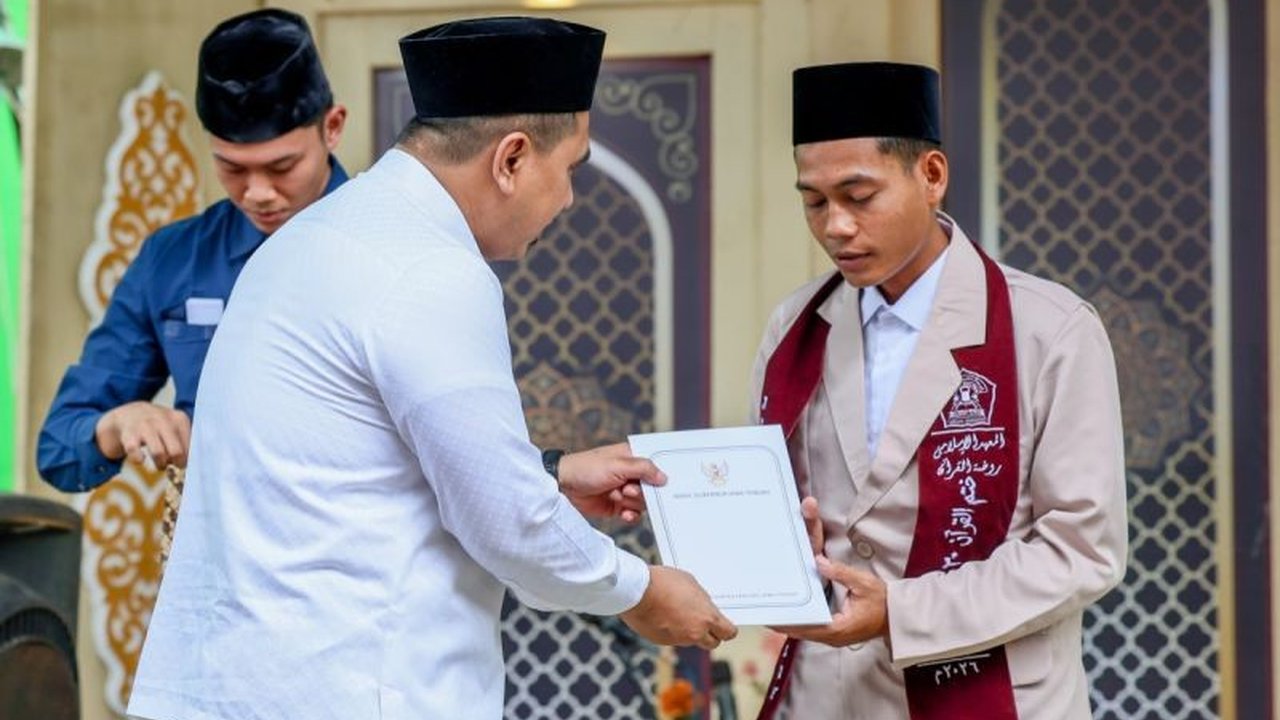 Pemerintah Provinsi Jawa Tengah telah menyalurkan Insentif Guru Agama Jateng senilai Rp277 miliar kepada 230.830 guru sepanjang tahun 2025, serta melanjutkan program dukungan pesantren di tahun 2026.