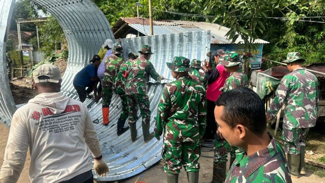 Kodim 0722/Kudus bergotong royong membangun Jembatan Armco sepanjang 12 meter di Desa Pedawang, Kudus. Proyek vital ini diharapkan memperlancar perekonomian dan aktivitas warga setempat.